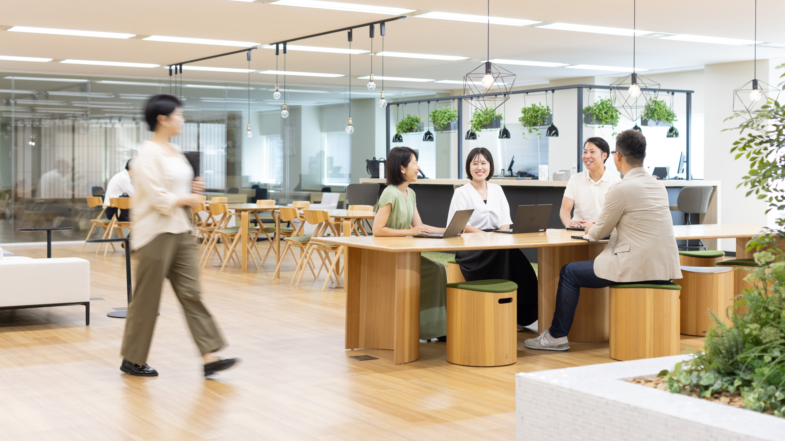 GovTech東京の職員がオフィスでカジュアルに打合せをしているシーン